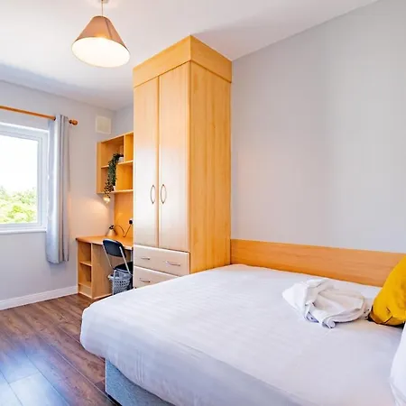 Spacious 4 Bed In 아파트