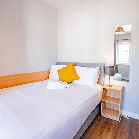 Spacious 4 Bed In 아파트